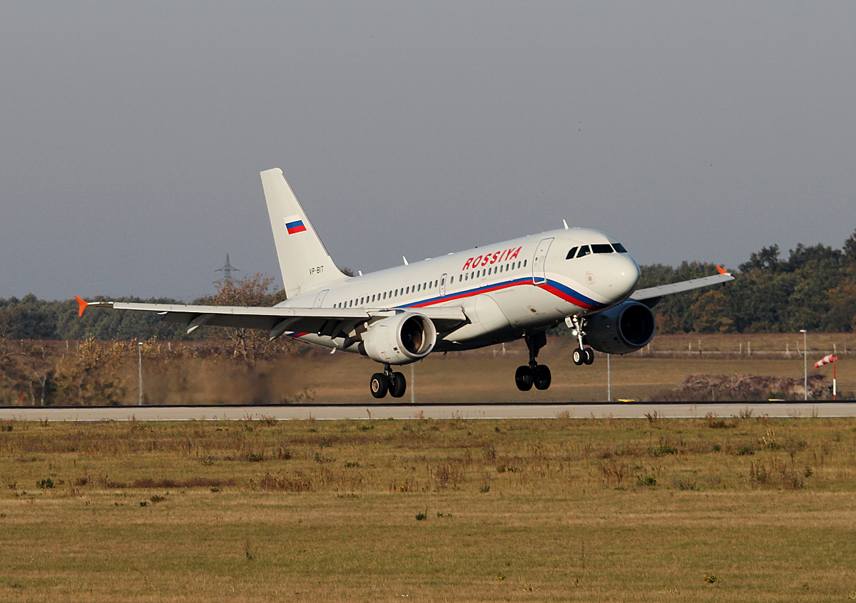 Rossiya A 319-111 VP-BIT bei der Landung in Berlin-Schnefeld(BER) anm 11.10.2015