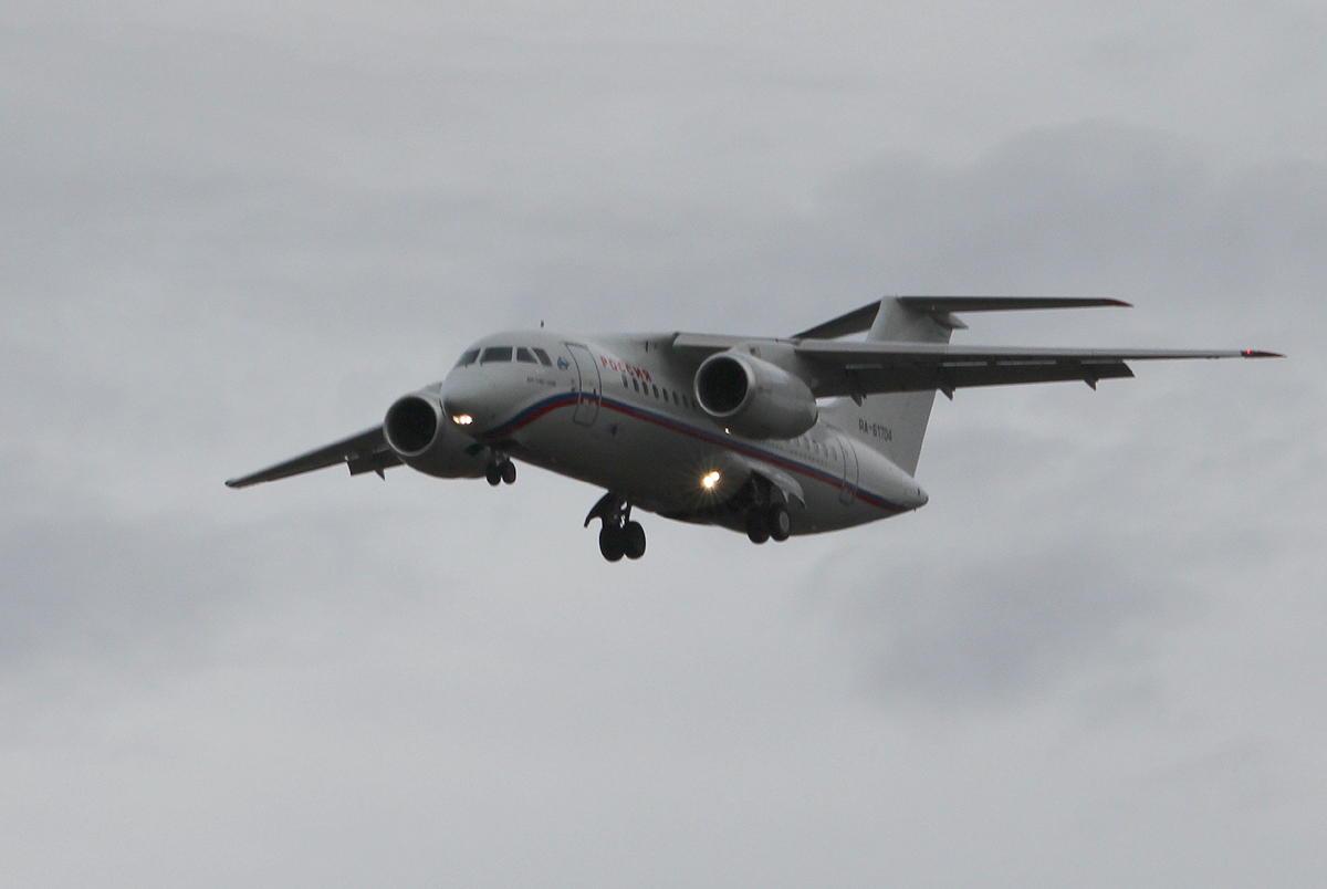 Rossiya AN-148-100B RA-61704 bei der Landung in Berlin-Schnefeld am 28.12.2013