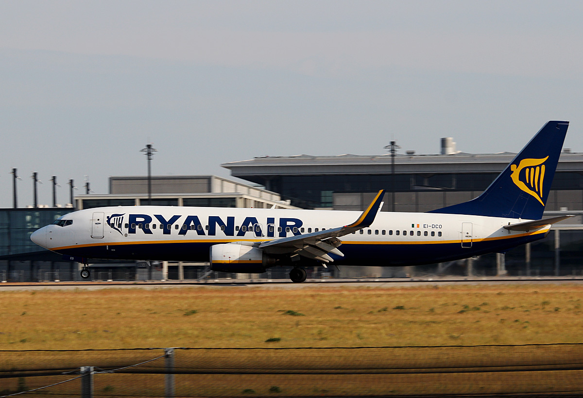 Ryanair B 737-8AS EI-DCO bei der Landung in Berlin-Schnefeld (BER) am 06.06.2015