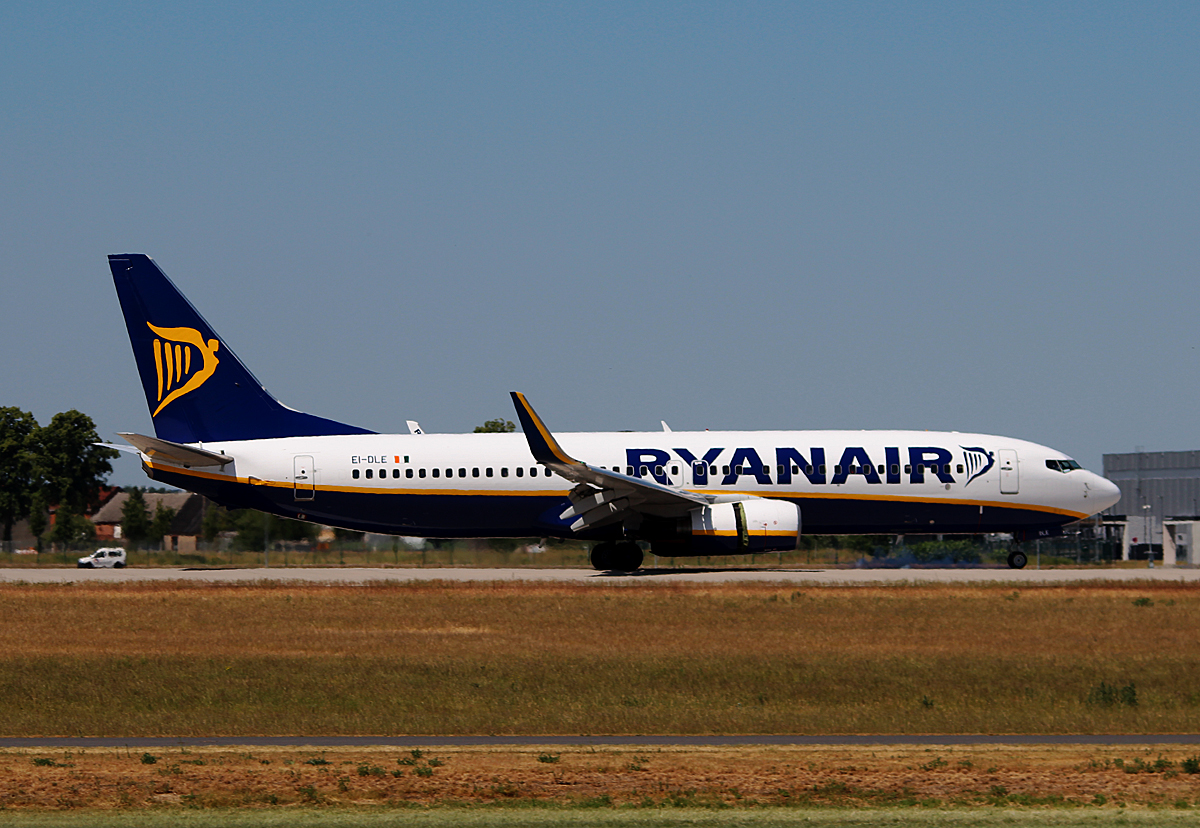 Ryanair B 737-8AS EI-DLE nach der Landung in Berlin-Schnefeld(BER) am 05.06.2015