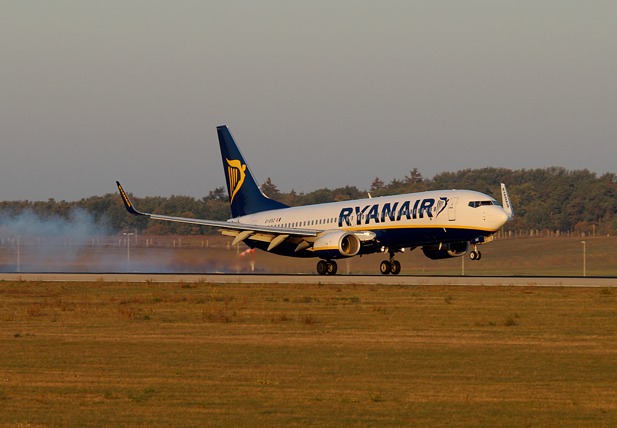 Ryanair B 737-8AS EI-ESZ bei der Landung in Berlin-Schnefeld(BER) am 11.10.2015
