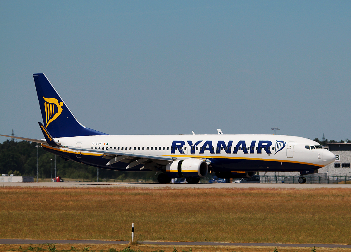 Ryanair B 737-8AS EI-EVE nach der Landung in Berlin-Schnefeld(BER) am 05.06.2015