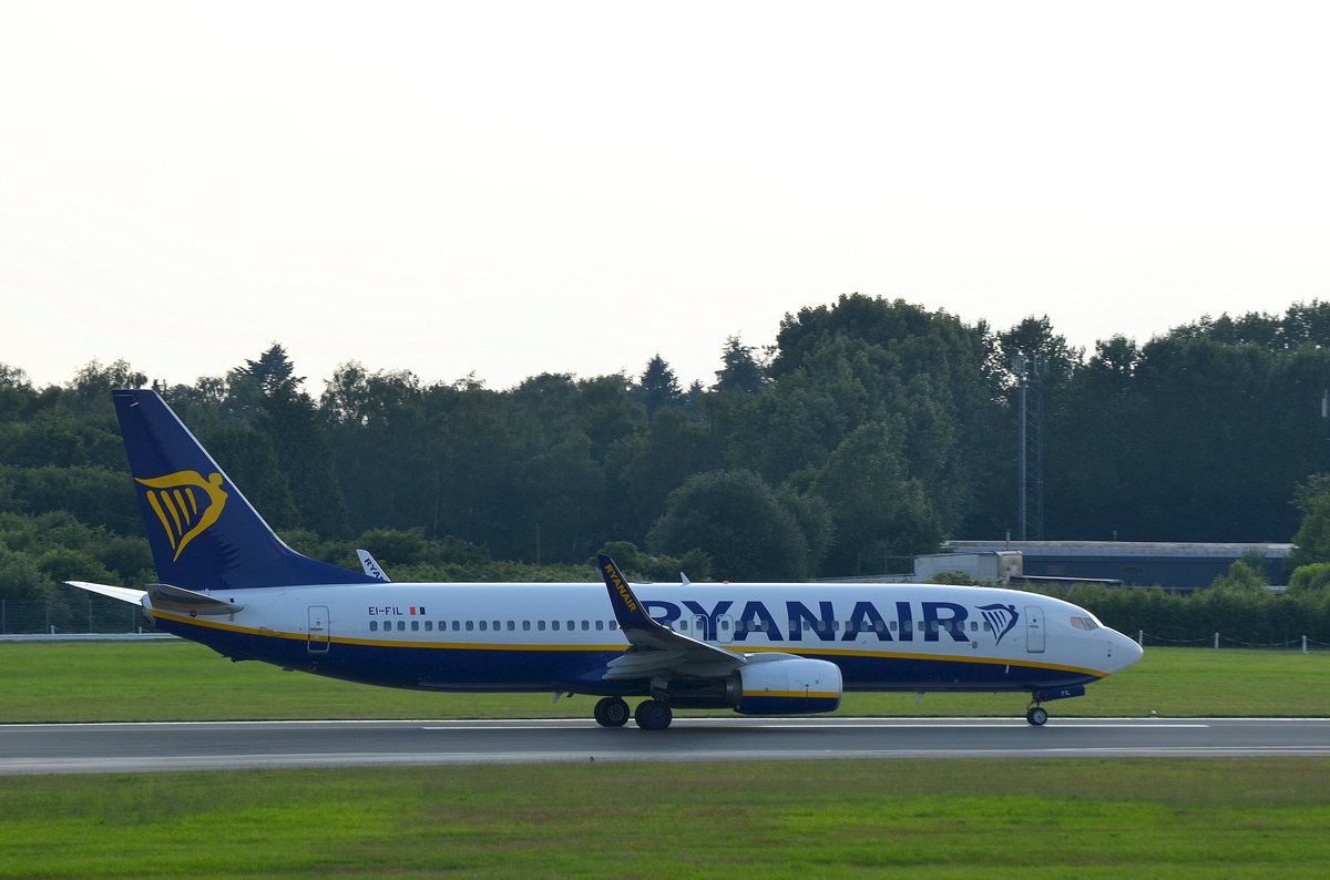 Ryanair Boeing 737-800 EI-FIL beim Start in Hamburg Fuhlsbüttel am 22.06.16