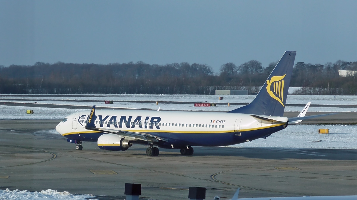Ryanair Boeing 737-8AS (NextGen) EI-EBT auf dem Weg zur Startbahn in Stansted, 10.2.12