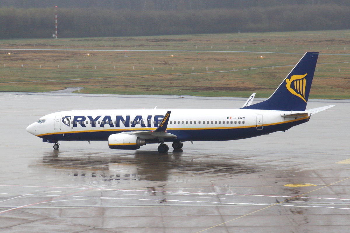 Ryanair, Boeing B737-8AS, EI-ENW. Rollt aus Berlin-Schönefeld kommend zur Abstellposition. Köln-Bonn (CGN/EDDK) am 11.04.2018.