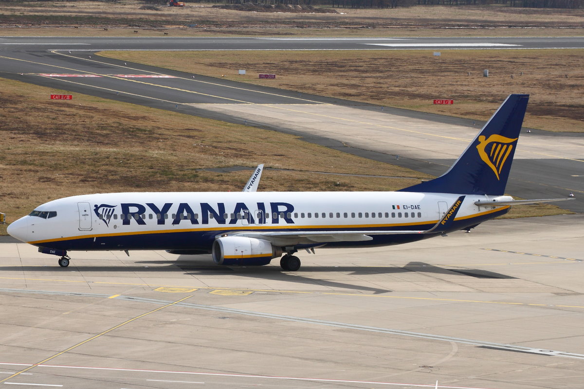 Ryanair, Boeing B737-8AS(WL), EI-DAE. Rollt nach Flug aus Manchester (MAN) zur Parkposition in Köln-Bonn (CGN/EDDK) am 10.09.2017. 