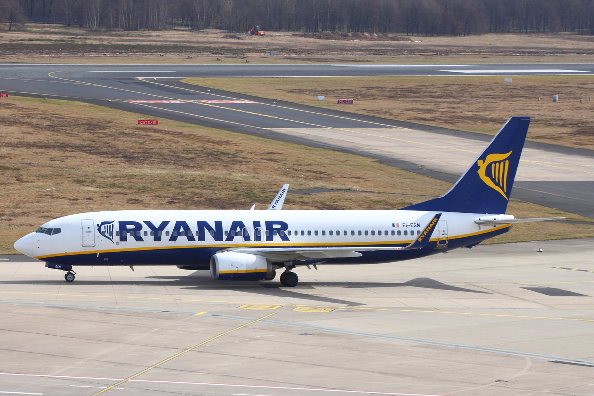 Ryanair, Boeing B737-8AS(WL), EI-ESM. Rollt nach Flug aus Sofia (SOF) zum Gate in Köln-Bonn (CGN/EDDK) am 30.03.2018. 