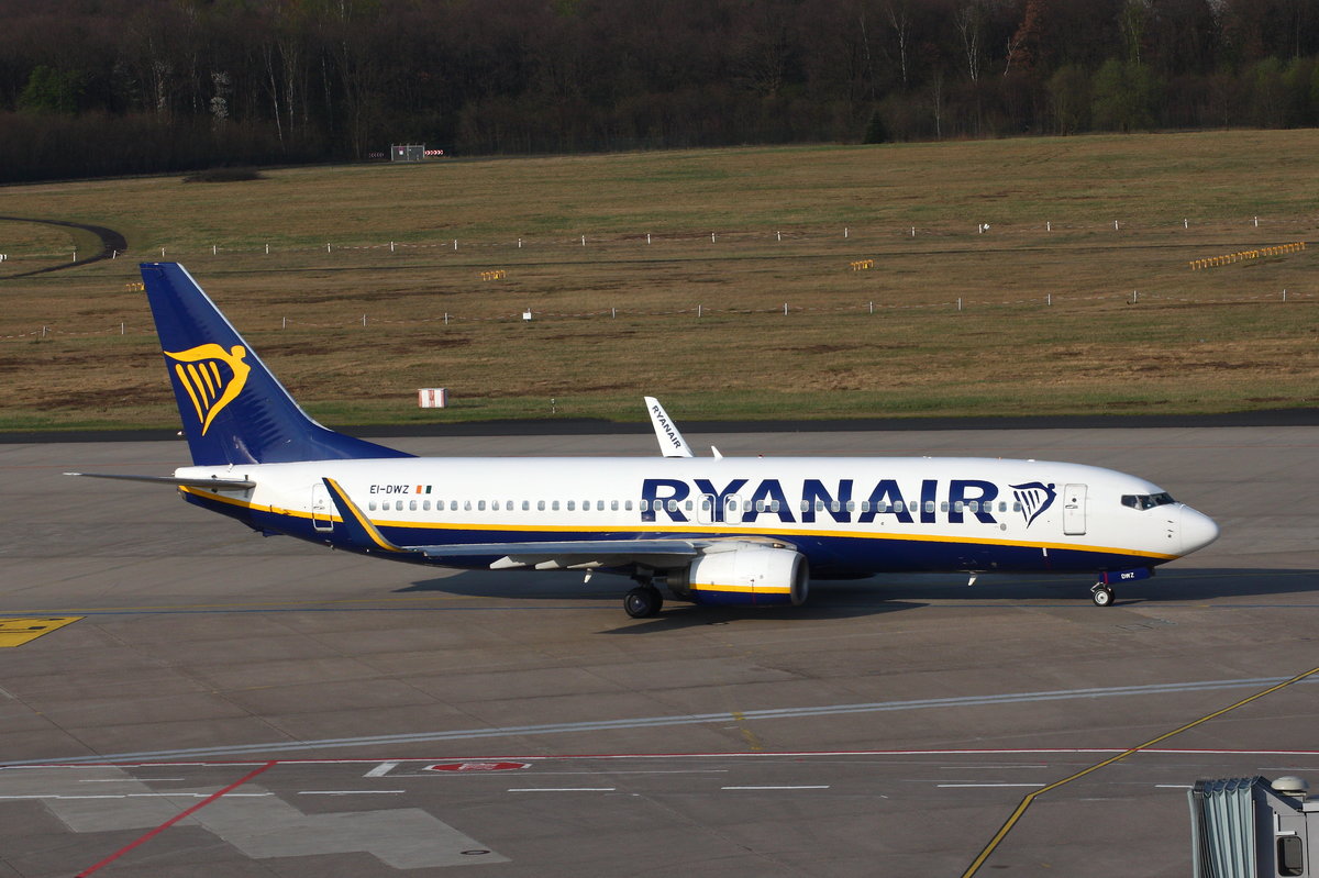 Ryanair, EI-DWZ, Boeing 737-800, rollt zum Start in Köln-Bonn (CGN/EDDK) nach Madrid (MAD). Aufnahmedatum: 02.04.2017