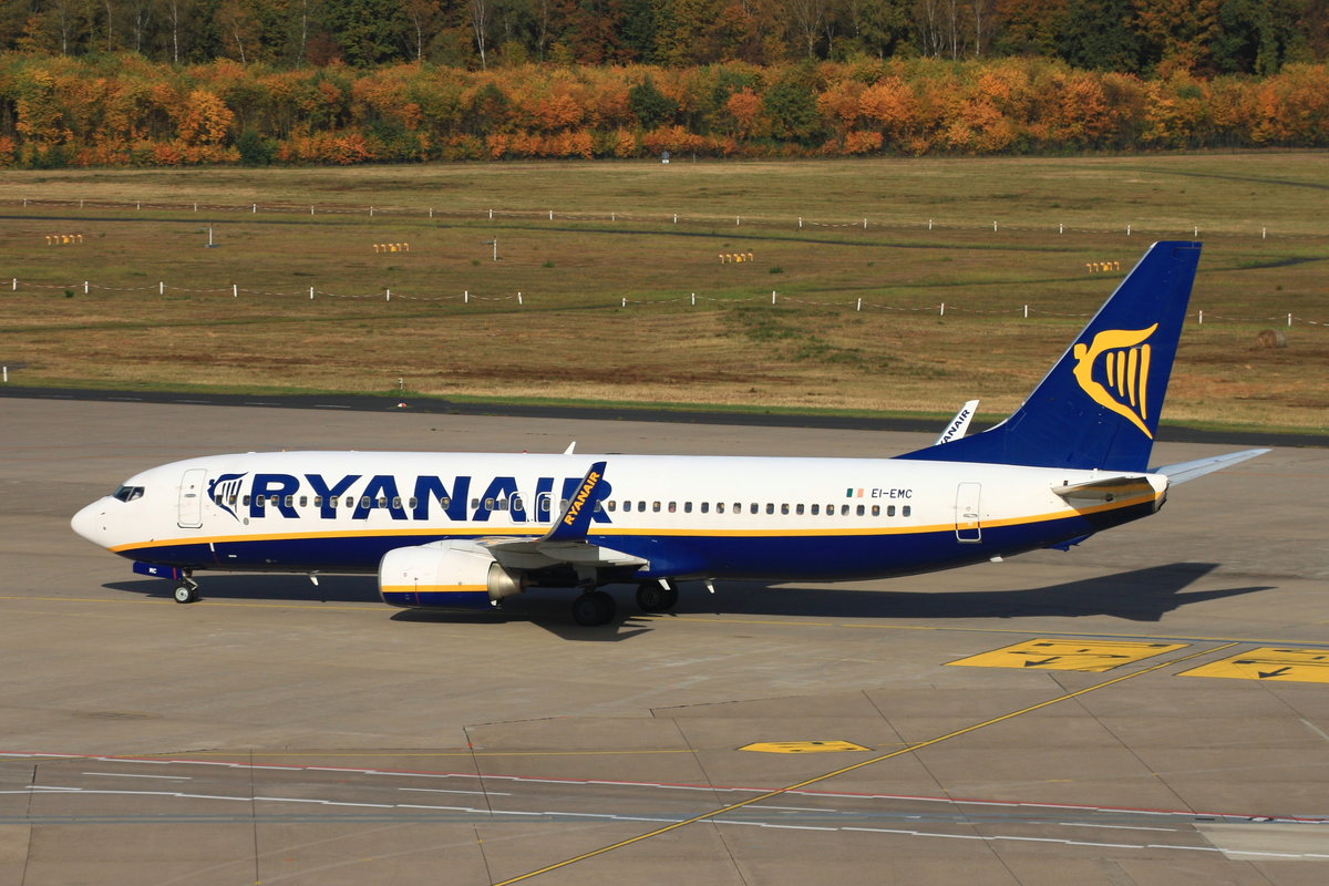 Ryanair, EI-EMC, Boeing B737-8AS; rollt in Köln-Bonn (CGN/EDDK), aus Valencia (VLC) kommend, zum Gate. Aufnahmedatum: 29.10.2016.