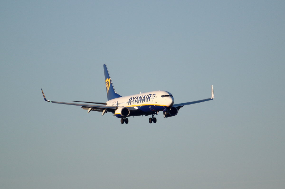 Ryanair, EI-FRT, Boeing 737-8AS, als FR179 (Valencia - Cologne) in der Nachmittagssonne beim Anflug auf den Flughafen Köln/Bonn.

Flughafen Köln/Bonn, 21. Januar 2017