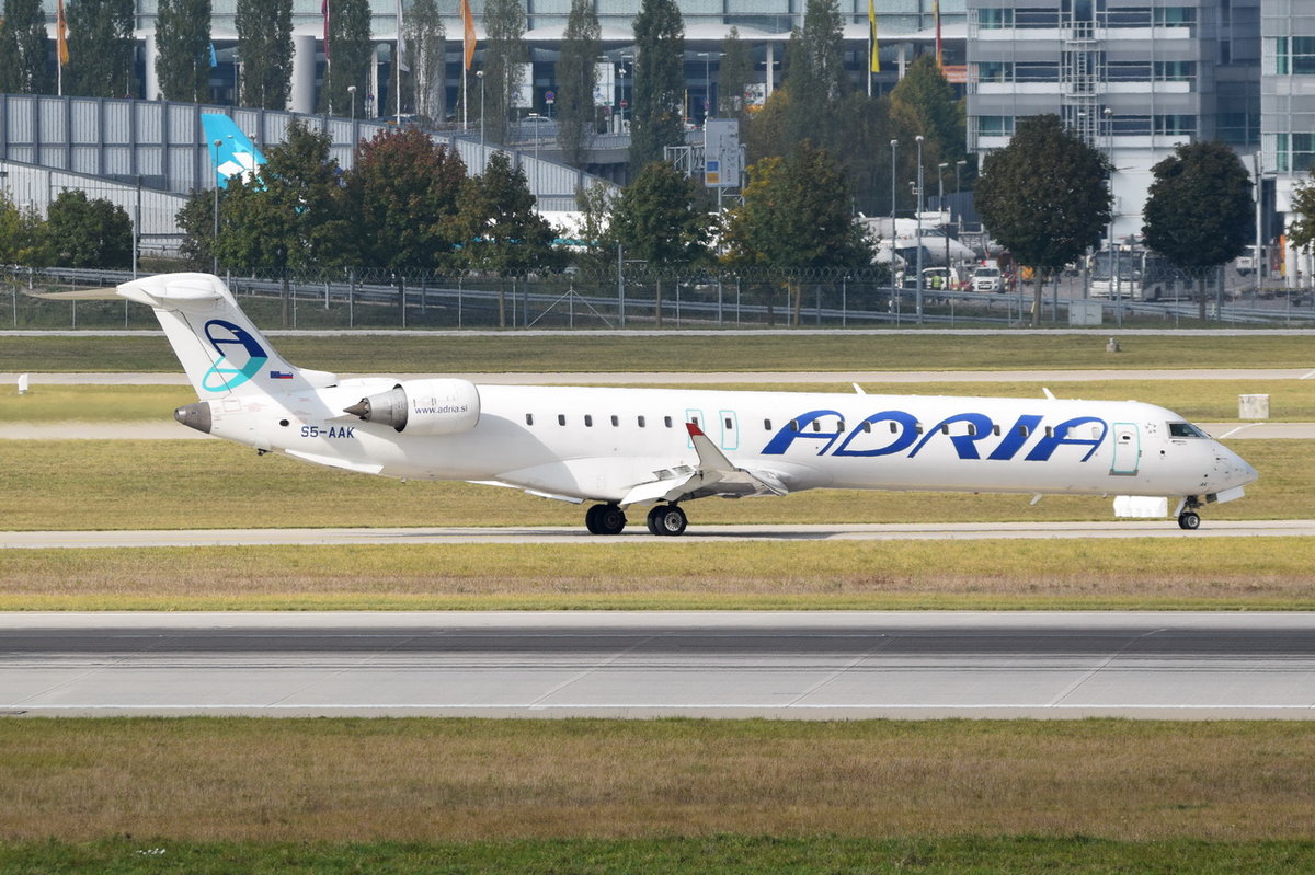 S5-AAK Adria Airways Canadair CL-600-2D24 Regional Jet CRJ-900LR   in München am 12.10.2016 zum Gate