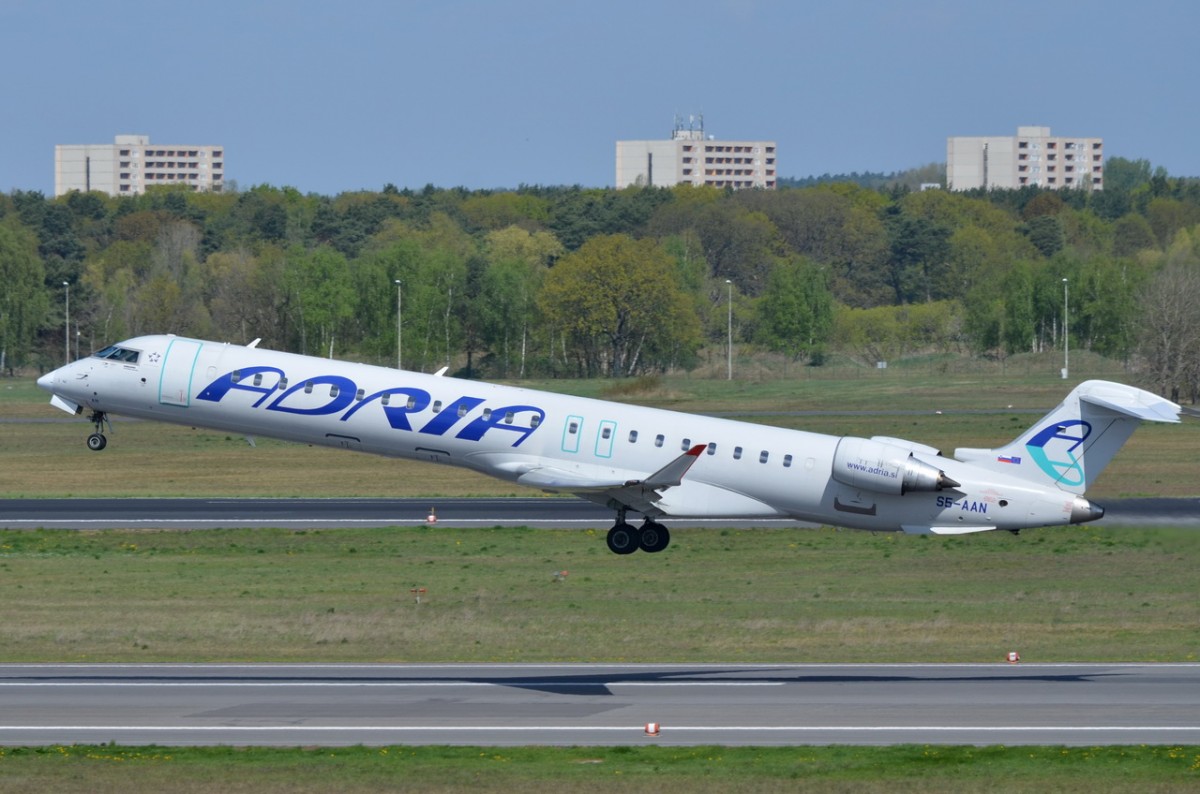S5-AAN Adria Airways Canadair CL-600-2D24 Regional Jet CRJ-900LR   gestartet am 29.04.2015 in Tegel