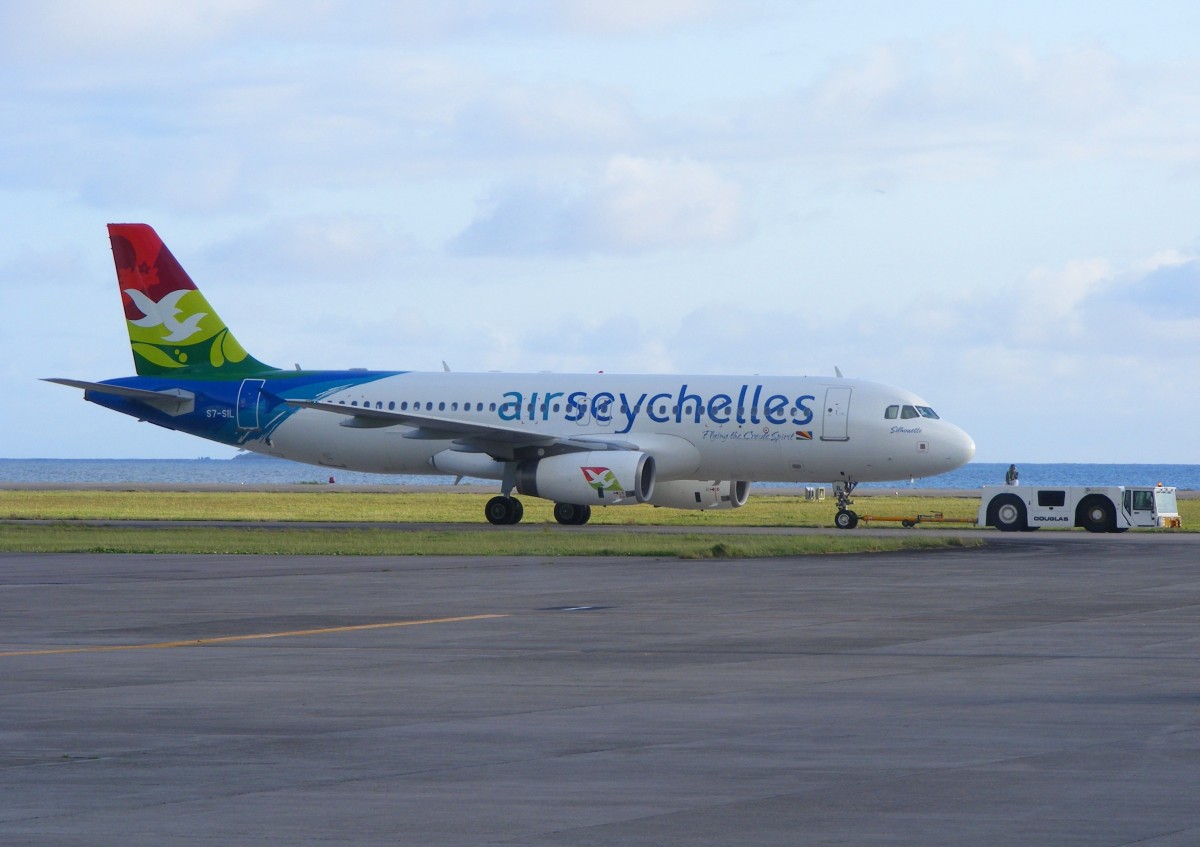 S7-SIL, Air Seychelles, Airbus A320 am Schlepper zur Parkposition am Seychelles International Airport (SEZ), 2.10.2015