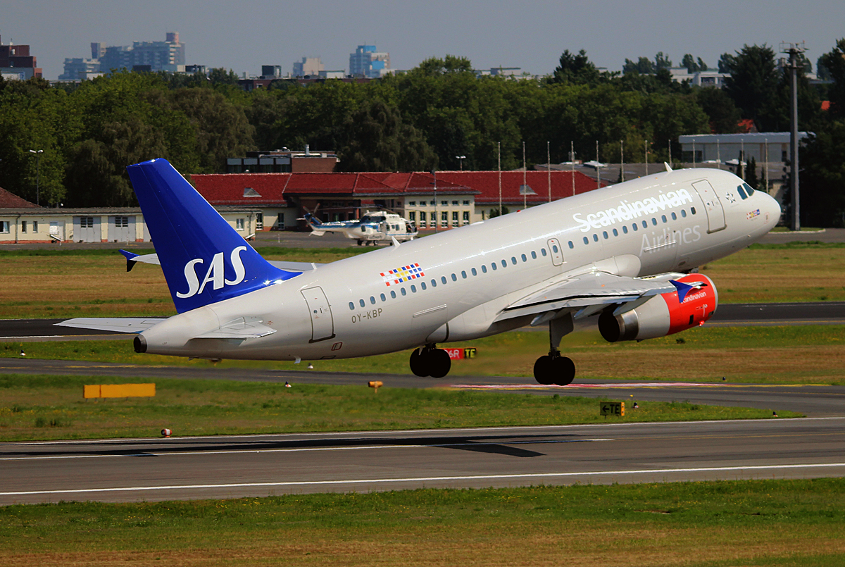 SAS A 319-132 OY-KBP beim Start in Berlin-Tegel am 11.07.2014