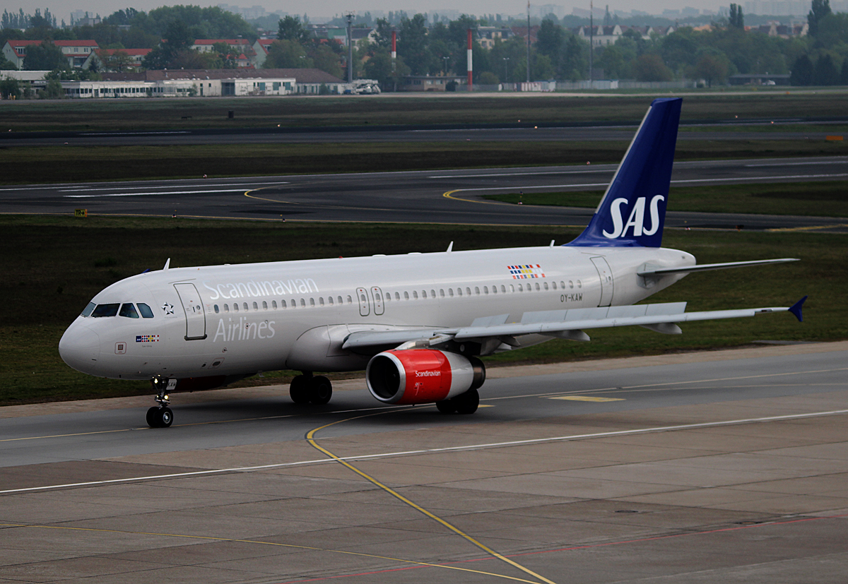 SAS A 320-232 OY-KAW bei der Ankunft in Berlin-Tegel am 27.04.2014
