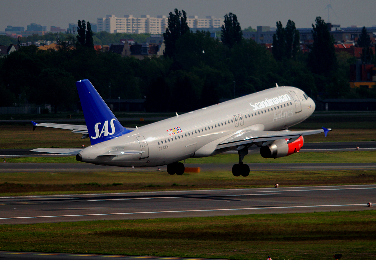 SAS A 320-232 OY-KAW beim Start in Berlin-Tegel am 27.04.2014