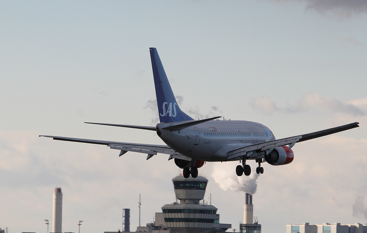 SAS B 737-683 LN-RPB bei der Landung in Berlin-Tegel am 09.11.2013