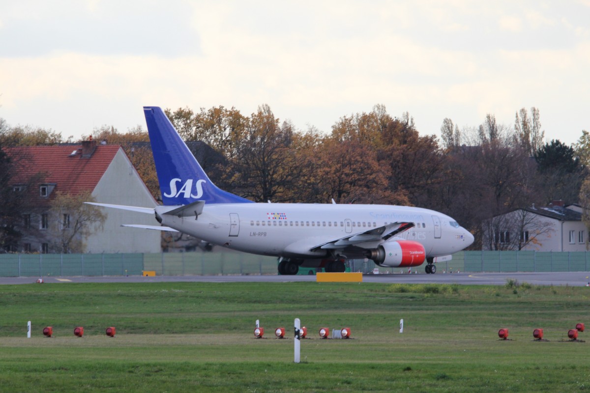 SAS B 737-683 LN-RPB beim Start in Berlin-Tegel am 09.11.2013