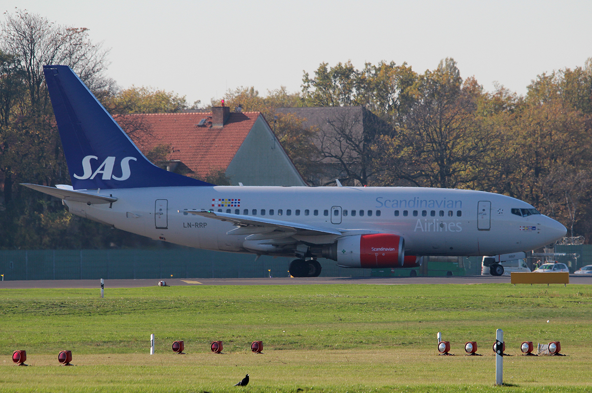 SAS B 737-683 LN-RRP kurz vor dem Start in Berlin-Tegel am 31.10.2013