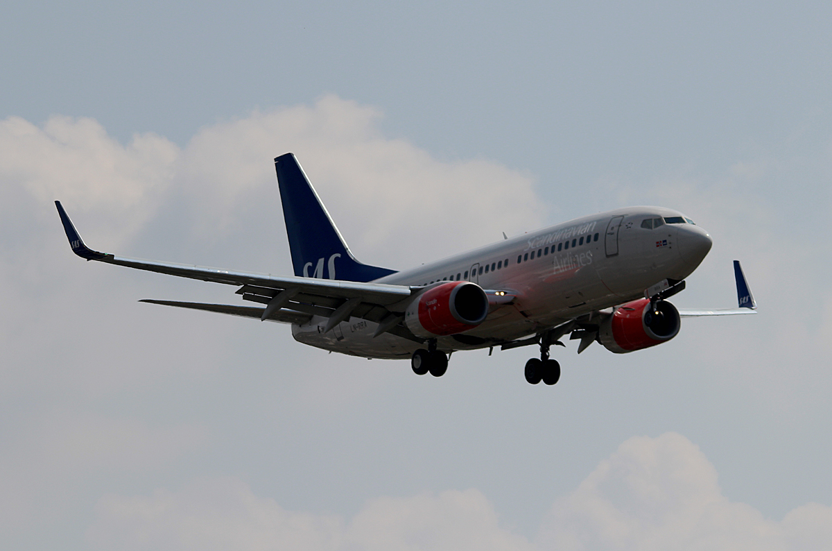 SAS B 737-783 LN-RRA bei der Landung in Berlin-Tegel am 08.08.2014