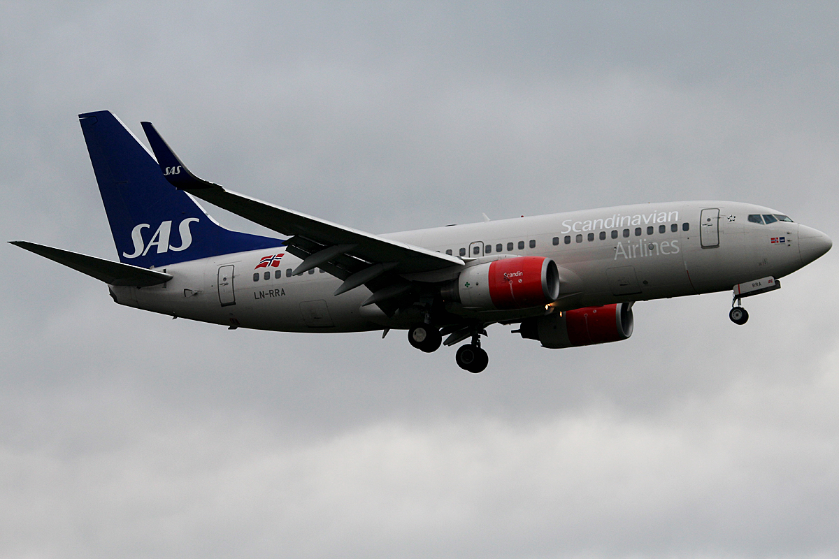 SAS B 737-783 LN-RRA bei der Landung in Berlin-Tegel am 26.10.2014