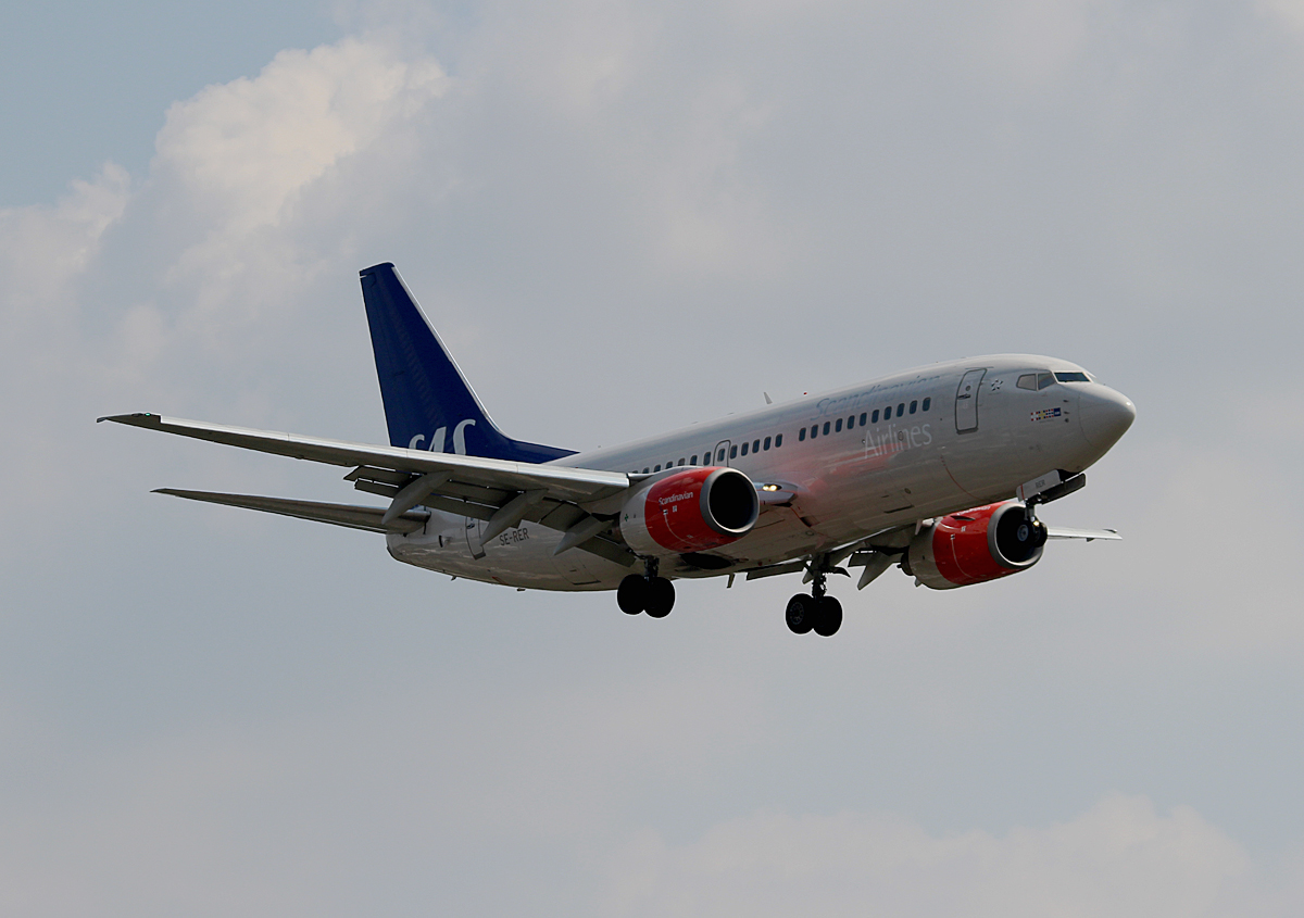 SAS B 737-7BX SE-RER bei der Landung in Berlin-Tegel am 08.08.2014