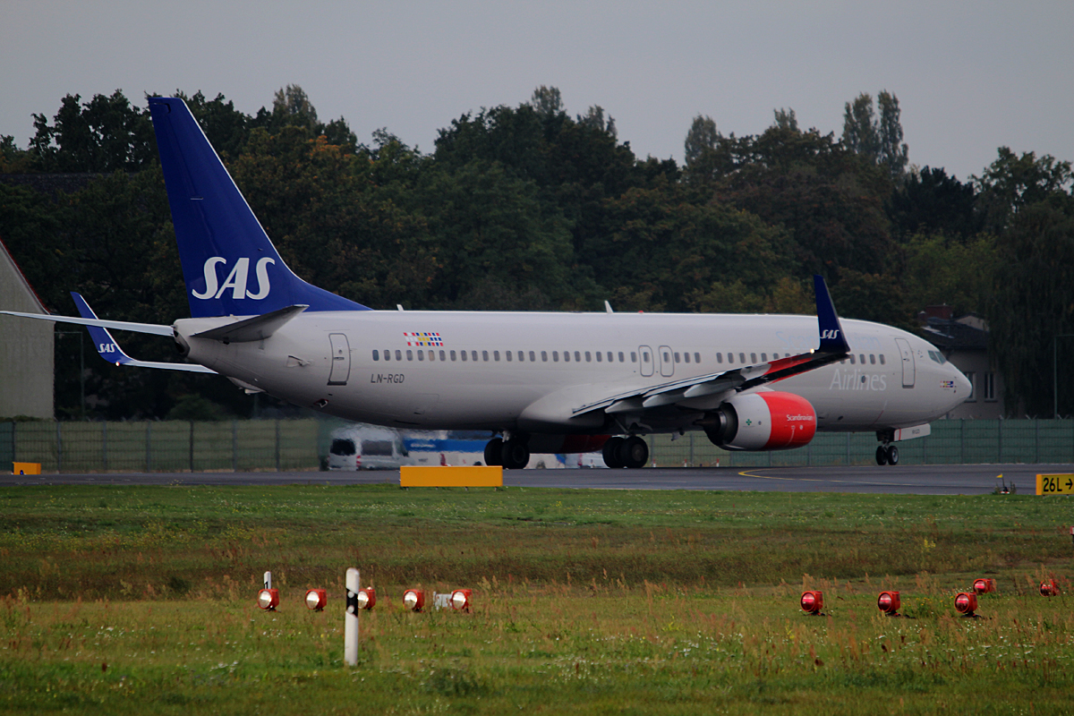 SAS B 737-86N LN-RGD kurz vor dem Start in Berlin-Tegel am 27.09.2014