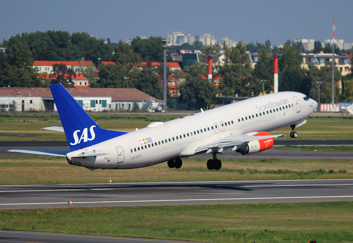 SAS B 737-883 LN-RCX beim Start in Berlin-Tegel am 06.09.2013