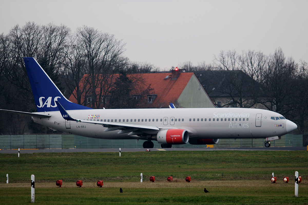 SAS B 737-883 LN-RRJ kurz vor dem Start in Berlin-Tegel am 19.12.2015