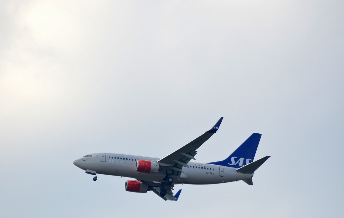SAS Scandinavian Airlines Boeing 737-700 SE-REZ über Hamburg Poppenbüttel im Anflug auf Fuhlsbüttel am 12.04.15 aufgenommen.