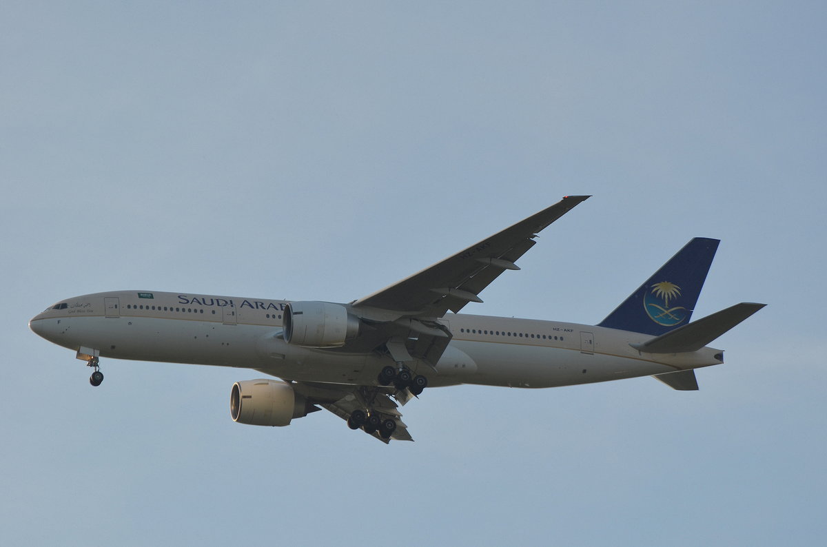 Saudi Arabian Airlines Boeing 777-268ER HZ-AKF im Anflug auf den Airport Hamburg Helmut Schmidt am 09.07.17 