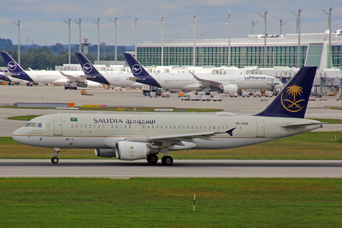 Saudi Arabian Airlines, HZ-ASB, Airbus A320-214, msn: 4090, 11.September 2022, MUC München, Germany.
