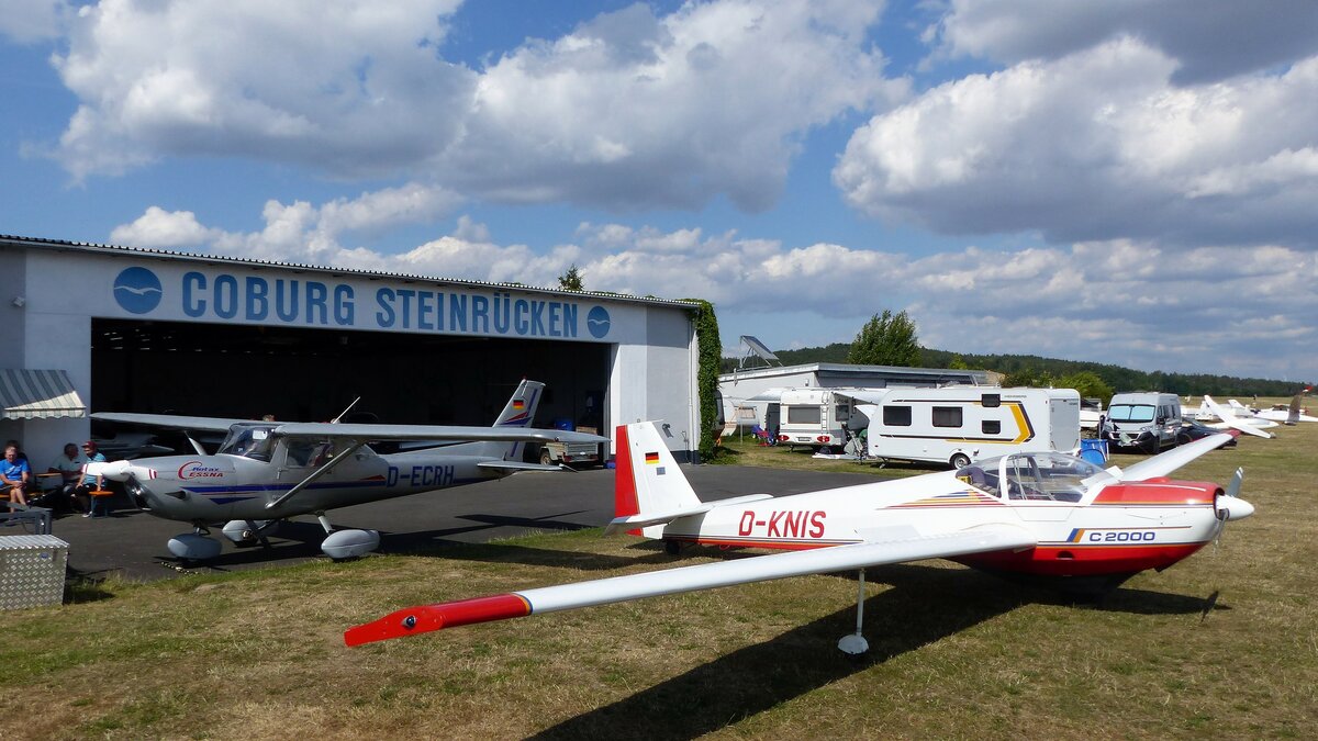 Scheibe C 2000 Falke, D-KNIS und die Rotax Cessna 150, D-ECRH vor dem Hangar in Coburg-Steinrücken (EDQY) am 16.7.2022