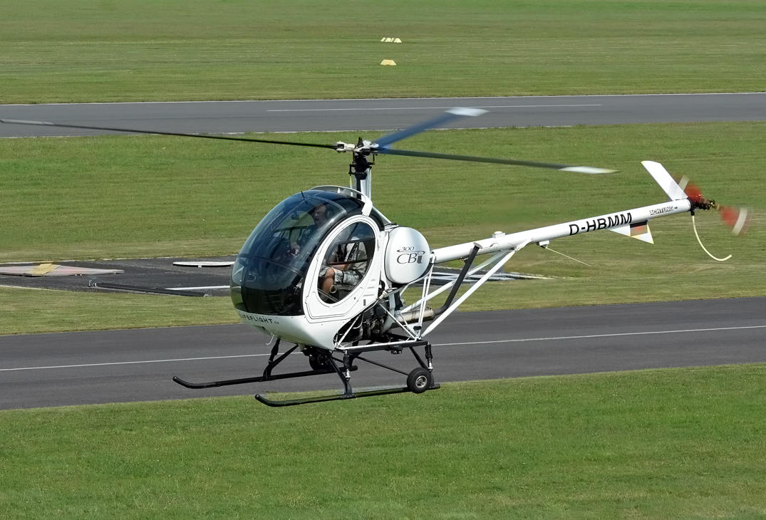 Schweizer 300 CBi (Hu 269) D-HBMM von  Life Flight  beim Schwebeflug in EDKB - 22.08.2015