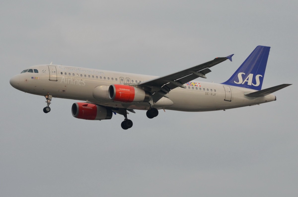 SE-RJF SAS Scandinavian Airlines Airbus A320-232  Adils Viking    beim Anflug auf Tegel am 05.11.2014