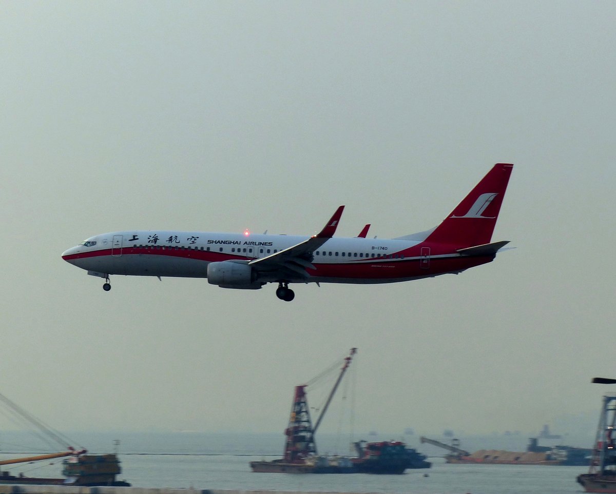 Shanghai Airlines, Boeing 737-86D (WL), B-1740 vor der Landung in Hong Kong (KHG) am 15.9.2019