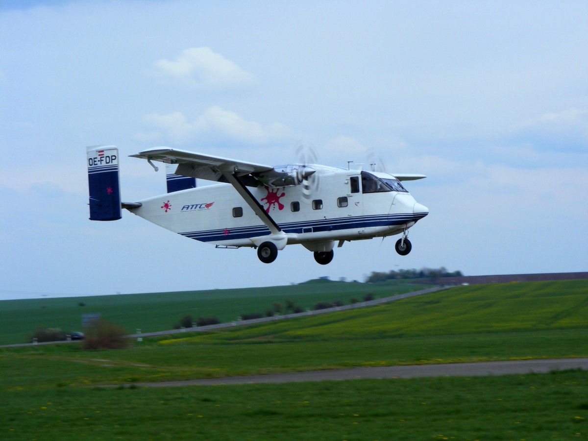Short SC-7 Skyvan, OE-FDP, Pink Aviation, vor der Landung auf der Piste 24 in Gera (EDAJ) am 1.5.2015