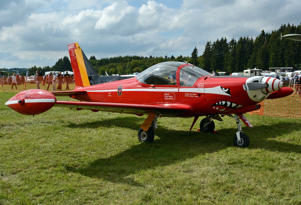 Siai SF-260 Marchetti, ST-23 der  Red Devils , Kunstflugstaffel der Belgischen Luftwaffe in Breitscheid - 29-08-2015