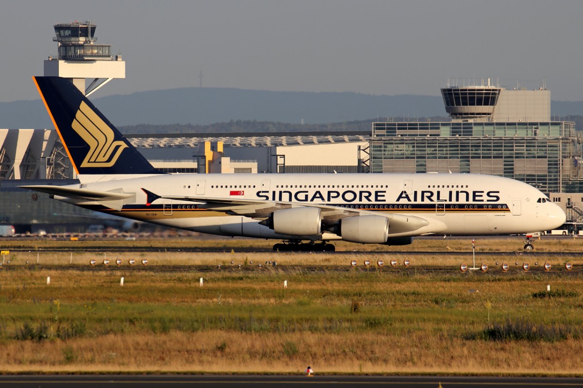 Singapore Airlines 9V-SKM rollt zum Gate in Frankfurt 17.6.2015