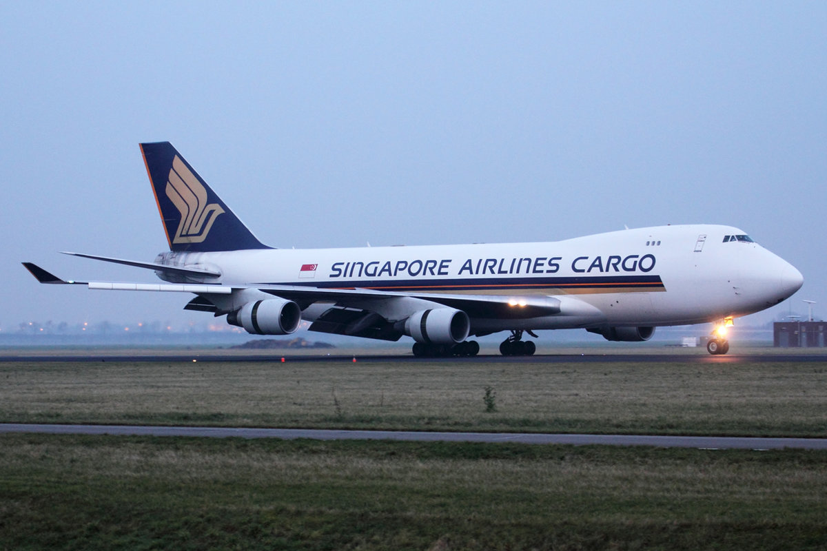 Singapore Airlines Cargo Boeing 747-412F 9V-SFM nach der Landung in Amsterdam 28.12.2019