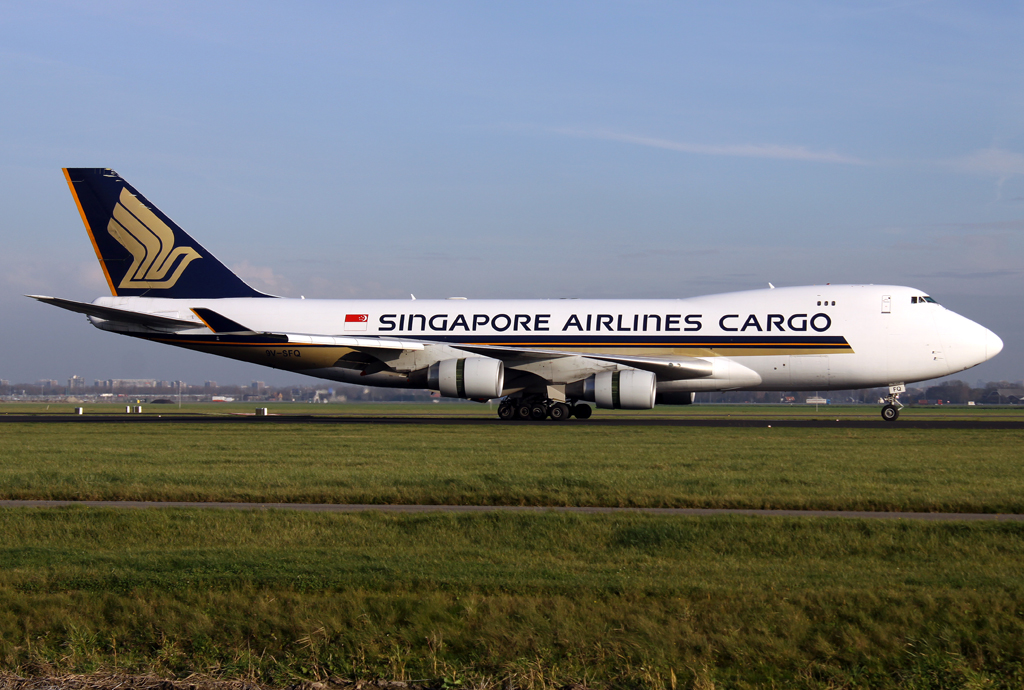 Singapore Cargo B747-400F 9M-SFQ bei der Landung auf 18R in AMS / EHAM / Amsterdam am 11.11.2014