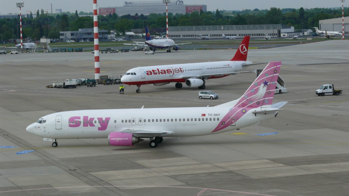 Sky Airline mit TC-SKF einer Boeing 737-4Q8 und Atlas Jet mit TC-ETF Airbus A321-231 in Düsseldorf am 15.05.2010
