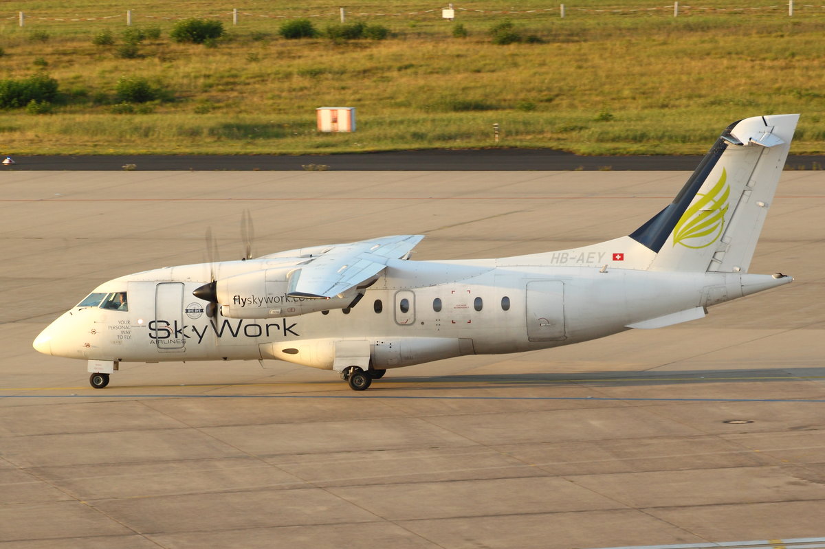 SkyWork Airlines, HB-AEY, Dornier 328-130. Rollt aus Bern kommend zur Abstellposition in Köln-Bonn (CGN/EDDK). Aufnahmedatum: 16.07.2017.