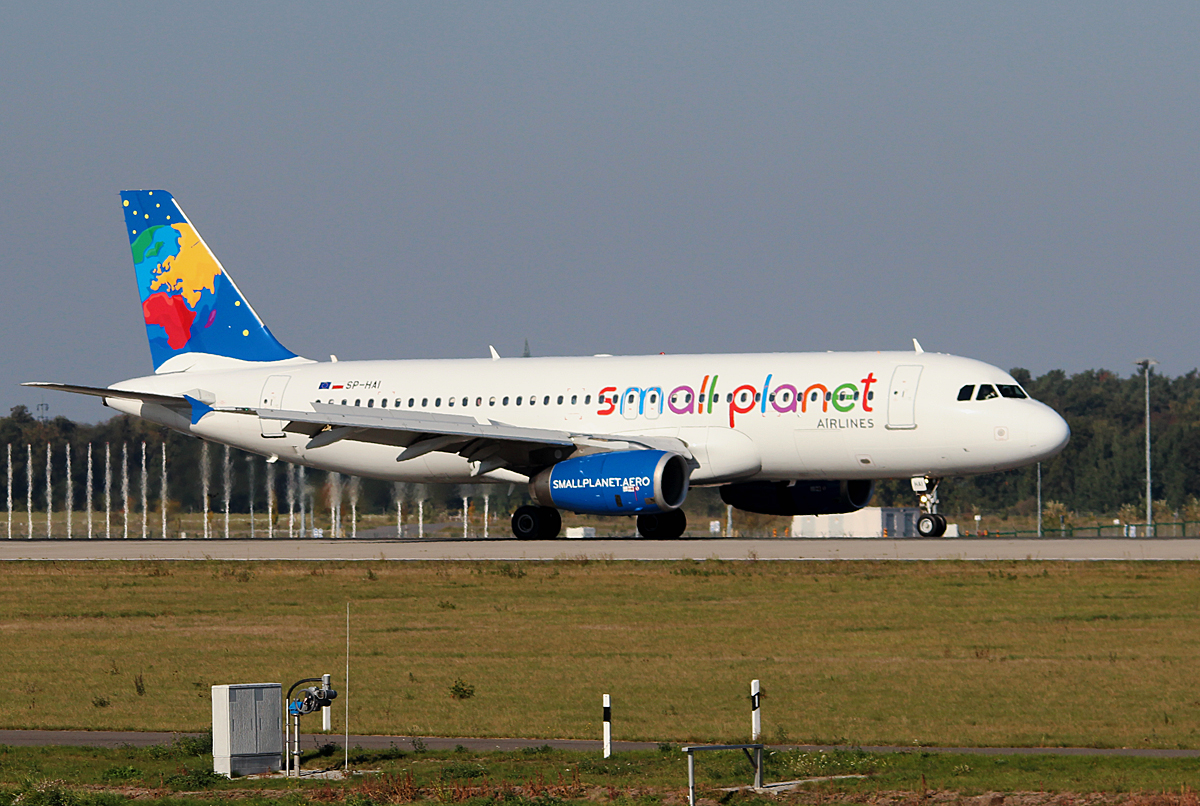 Small Planet Airlines A 320-233 SP-HAI nach der Landung in Berlin-Schnefeld(BER) am 11.10.2015