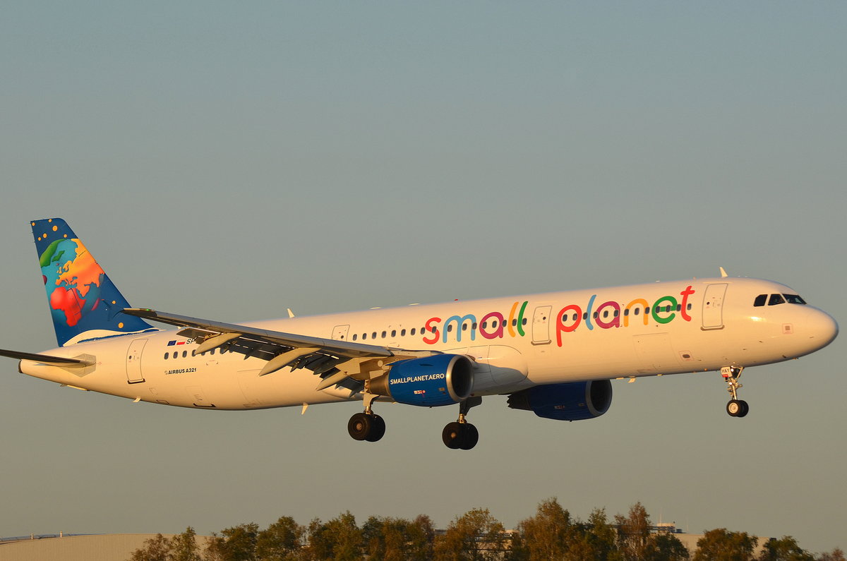 Small Planet Airlines Poland Airbus A321 SP-HAY vor der Landung auf dem Airport Hamburg Helmut Schmidt am 15.10.17