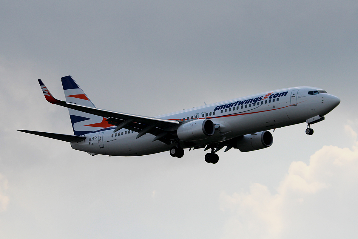 Smart Wings B 737-804 OK-TSH bei der Landung in Berlin-Tegel am 01.05.2015