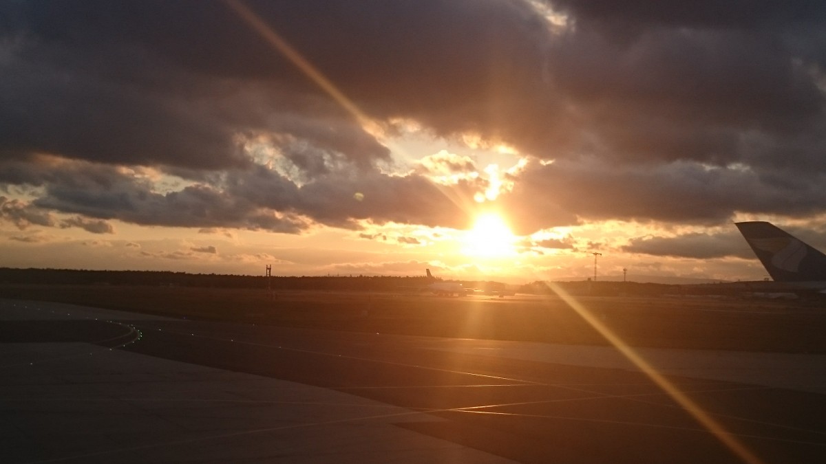 Sonnenuntergang am Frankfurter Flughafen. Fotografiert aus einem Airbus A330-300 der Oman Air. (03.09.15)