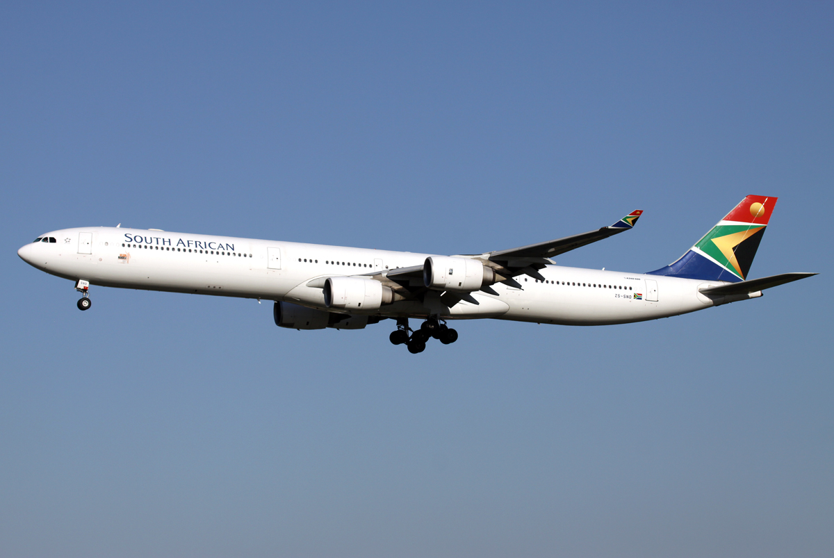 South African A340-600 ZS-SND im Anflug auf 01 in PEK / ZBAA / Peking 26.08.2014