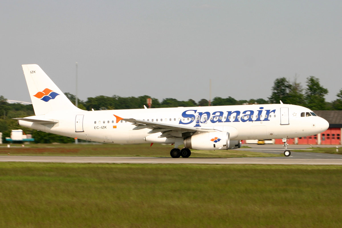 Spanair, EC-IZK, Airbus A320-232, msn: 2223, 19.Mai 2005, FRA Frankfurt, Germany.