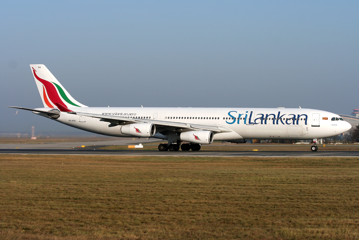 Sri Lankan A340-300 4R-ADA auf 18 in FRA / EDDF / Frankfurt am 13.11.2011